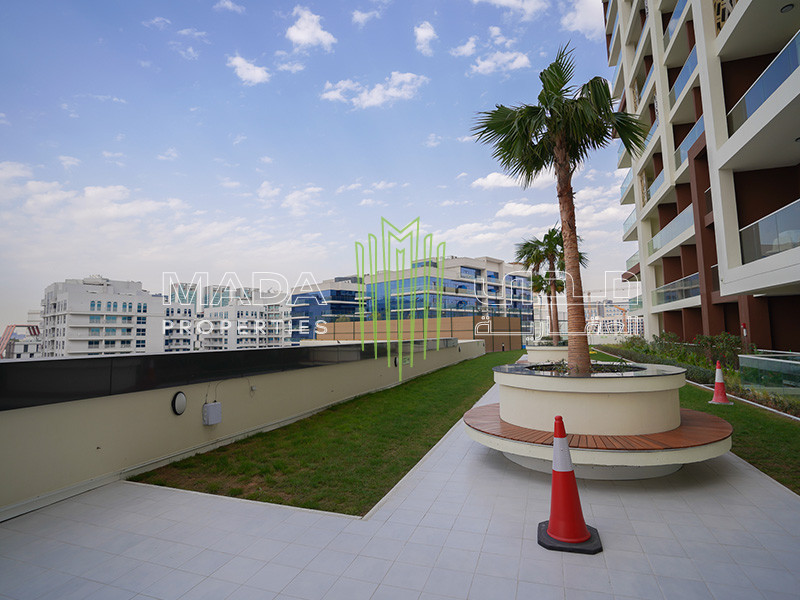 Vacant | Middle Floor | Stunning Views
