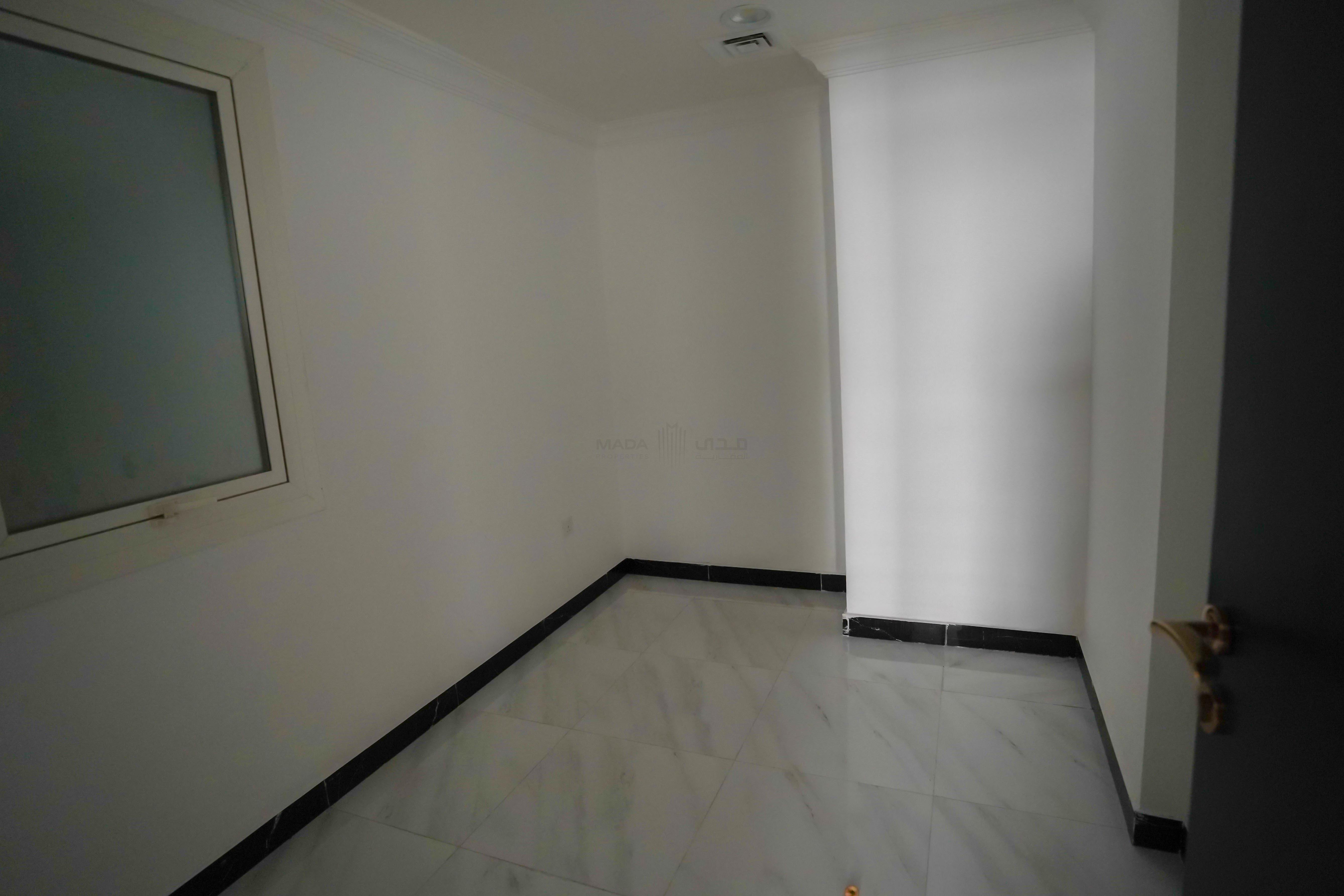 Big unit I close to Mall I Maids room.